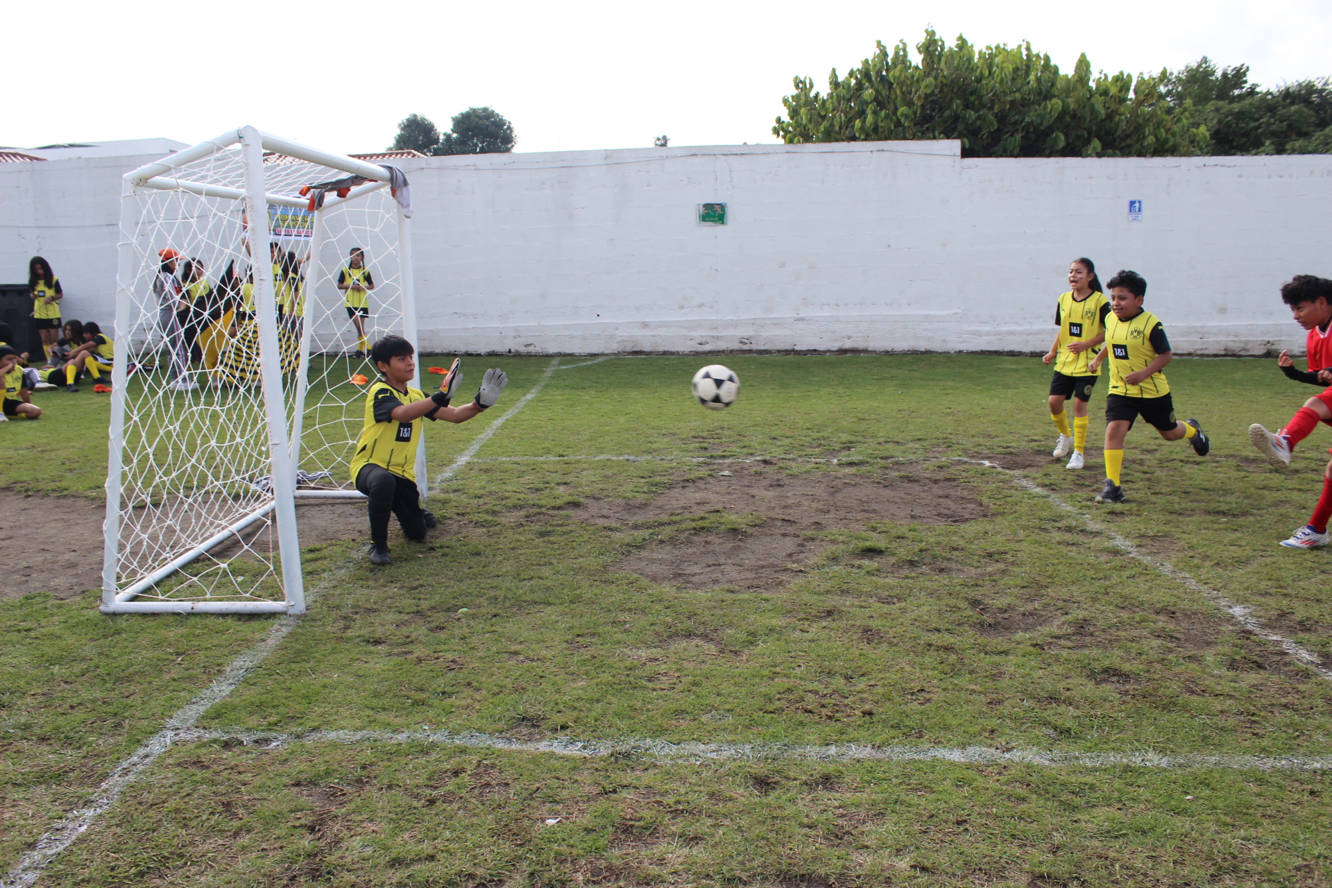 Estudiantes jugando fútbol