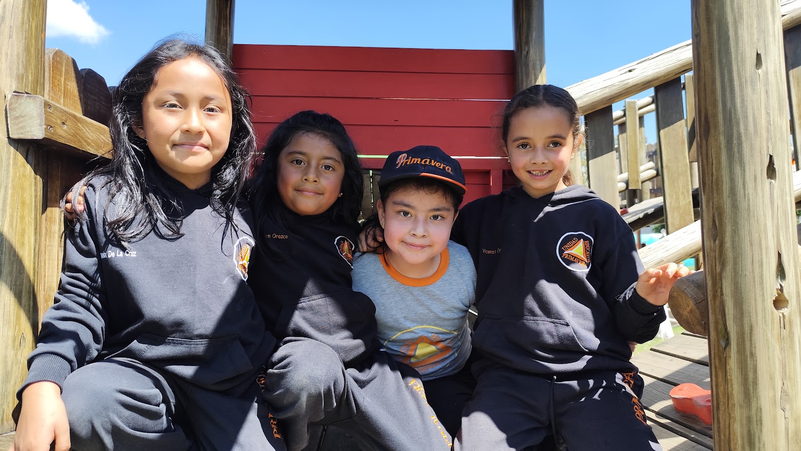 Niña aprendiendo en una pizarra