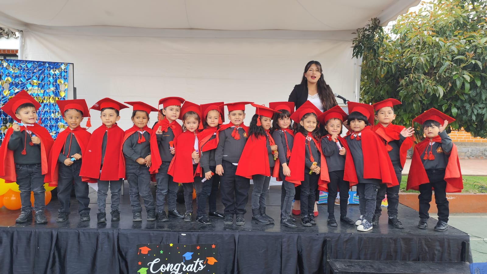 Niños de Educación Inicial graduándose