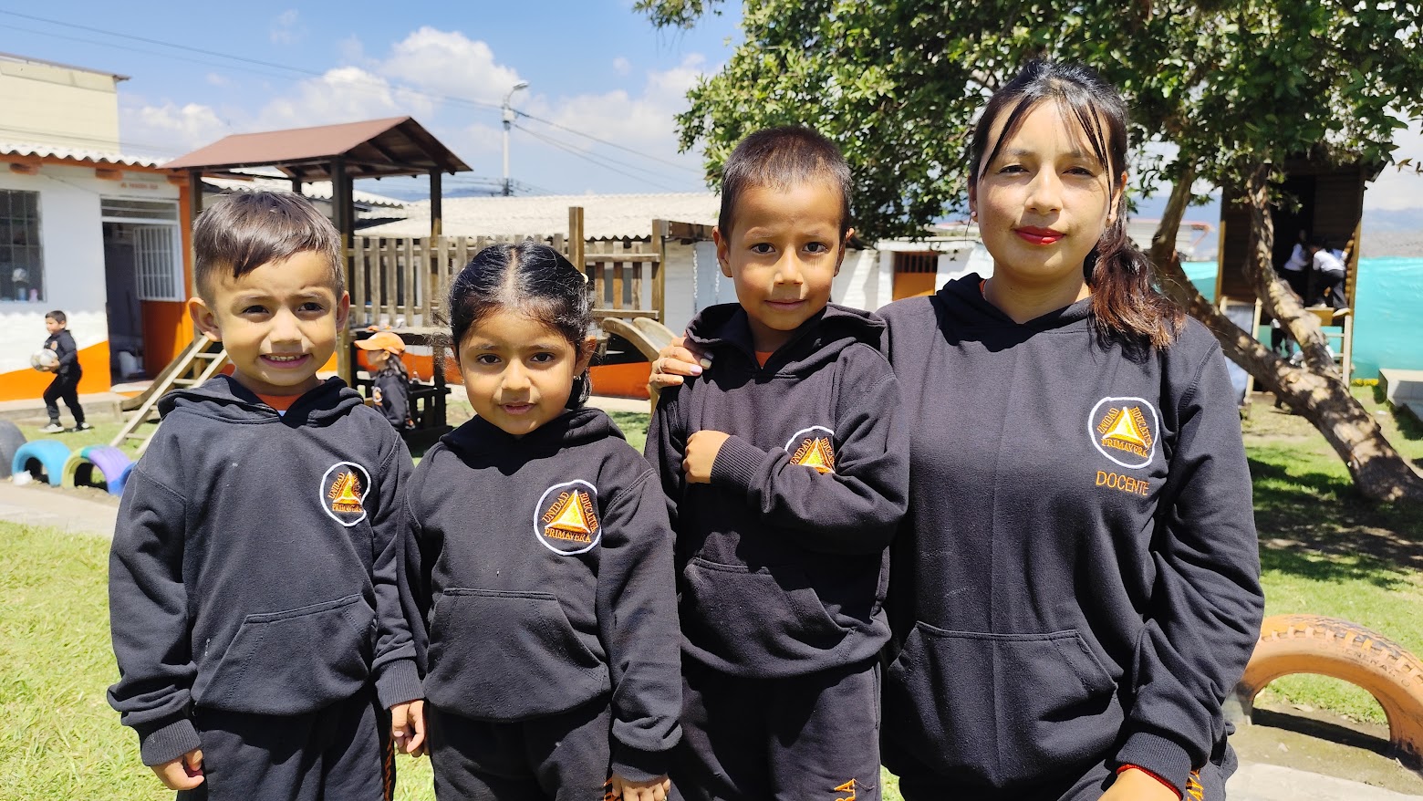 Niña aprendiendo en una pizarra